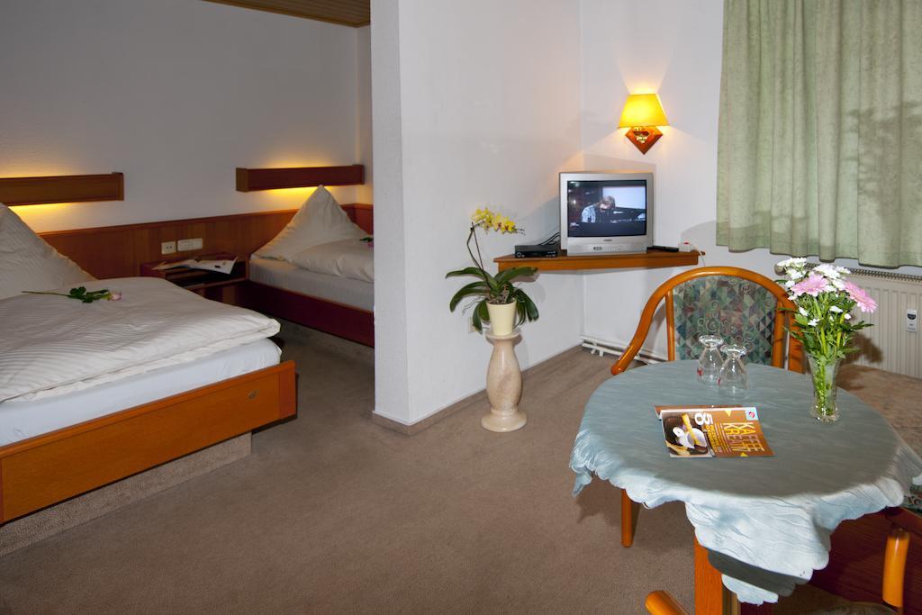 Pension Cafe Suzette Gotha Room photo